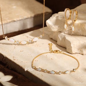 Set di gioielli minimalisti con opale, collana con opale marquise, bracciale con opale in oro 18 carati, orecchini a cerchio con opale, regalo di compleanno, regali per damigelle d'onore per lei.