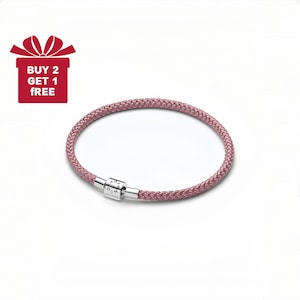 以下が含まれることがあります： 自然な仕上がりの手作り木製サービングトレイ。丸みを帯びた角と2つの彫刻されたハンドルが付いた長方形のトレイ。木目がはっきりと見えます。寸法：長さ45.7cm、幅30.5cm、高さ5.1cm。