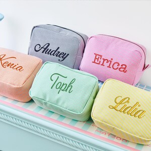 Personalisierte Seersucker Make-up Tasche, Brautjungfer Geschenke, gestickte Namen Kosmetiktasche, Brautparty Geschenk, Make-up Veranstalter, Brautdusche Geschenk