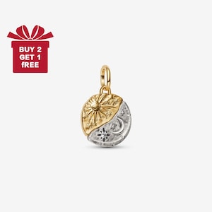 Può includere: Ciondolo bicolore oro e argento con design celeste. Una metà presenta un sole, l'altra una luna crescente, stelle e un diamante. Il ciondolo ha un anello dorato per una catena.