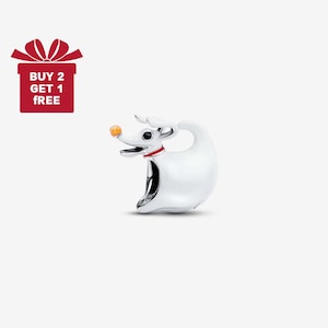 Puede incluir: Un charm de Zero blanco con un collar rojo y una nariz naranja. El charm es una representación estilizada del personaje de Pesadilla antes de Navidad. Una caja de regalo roja con el texto "BUY 2 GET 1 FREE" está en la esquina superior izquierda.