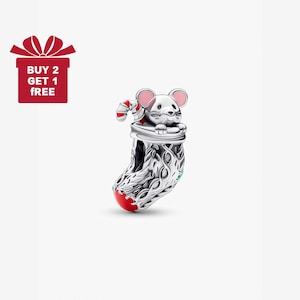 Könnte beinhalten: Ein silberner Charm-Anhänger mit einer Maus, die aus einem Weihnachtsstrumpf schaut. Der Strumpf hat eine rote Spitze und aufwendige Ausschnitte. Die Maus hat rosa Ohren und hält eine Zuckerstange. Eine rote Geschenkbox mit dem Text "BUY 2 GET 1 FREE" ist ebenfalls im Bild.