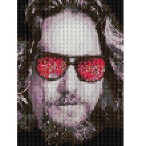 Può includere: Un ritratto ravvicinato di una persona con capelli lunghi e scuri che indossa occhiali da sole con motivi floreali rossi e rosa riflessi nelle lenti.