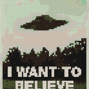 Könnte beinhalten: Kreuzstichkunst mit einer pixeligen UFO über einer dunklen Waldsilhouette. Der Text "I WANT TO BELIEVE" wird in weißen Blockbuchstaben auf schwarzem Hintergrund mit einem grünen Feld darunter angezeigt. Die Farbpalette umfasst Grün-, Braun- und Weißtöne.