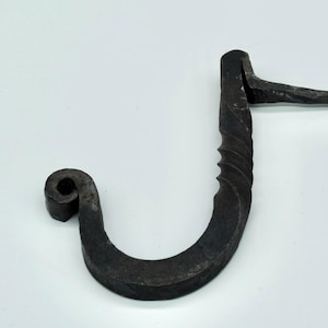 Hak J, ręcznie kuty ze stali miękkiej, samomontujący, rustykalny organizer warsztatowy