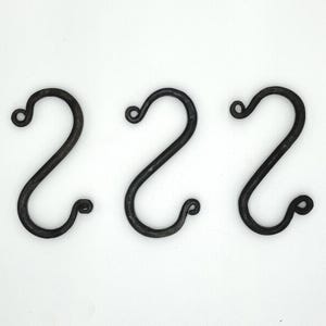 Ganchos de acero en forma de "S" (3 unidades): forjados a mano, organizadores de espacio, resistentes, rústicos y vintage. Decoración para el hogar.