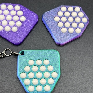 Può includere: Una tazza di ceramica bianca con un manico nero e la scritta "But First, Coffee" in stile scritto a mano. La tazza è su una superficie bianca. La tazza è alta circa 10 cm.