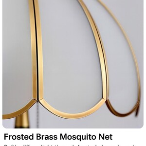 Pu&ograve; includere: Primo piano di una lampada a zanzariera in ottone smerigliato. La lampada presenta un paralume bianco a forma di petalo con bordi in ottone dorato. Il design combina eleganza e durata, diffondendo la luce delicatamente.