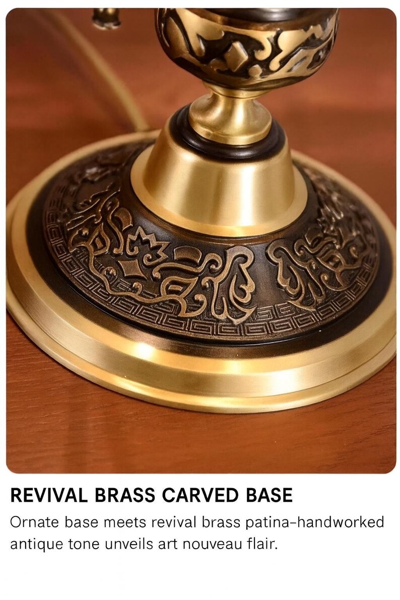 Pu&ograve; includere: Primo piano di una base di lampada in ottone con intricati dettagli scolpiti. La base ha una finitura bicolore, con una parte superiore dorata e una inferiore di tonalit&agrave; pi&ugrave; scura e antica. Il testo "REVIVAL BRASS CARVED BASE" &egrave; visibile.
