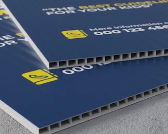 Può includere: Due cartelli in plastica ondulata blu e bianca. I cartelli hanno testo giallo che recita "Ammissione scolastica 2025" e "Le migliori linee guida per i tuoi bambini". È visibile anche un'icona del telefono. Il numero di telefono è 000 123 456.