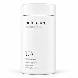 Pode incluir: Um frasco cilíndrico branco de suplemento alimentar com tampa de rosca. O rótulo apresenta o texto "aeternum." e "www.aeternum.site" no topo, seguido de "UA", "Urolithin A", "Dietary Supplement", "60 Capsules" e "1,000mg Per Serving".