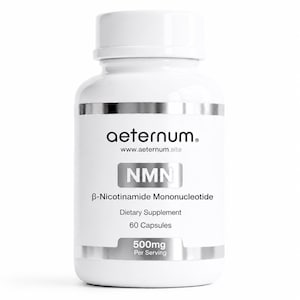 Op de afbeelding: Een witte fles met voedingssupplementcapsules met een zilveren etiket. Het etiket bevat de tekst "aeternum", "NMN" en "β-Nicotinamide Mononucleotide". De fles bevat 60 capsules, 500mg per portie.