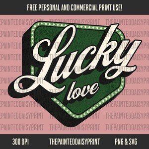 Puede incluir: Un letrero verde y blanco con un diseño retro. El letrero dice "Lucky Love" en una fuente estilizada. El letrero tiene un borde blanco y un contorno negro. El fondo es de color rosa claro.