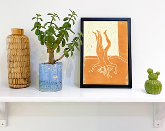 Amigos naranjas haciendo el pino. Edición limitada original. Grabado en linóleo tamaño A4.