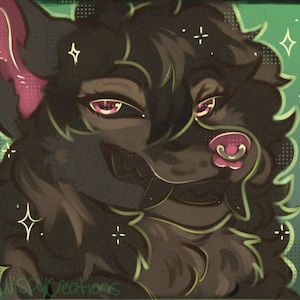 Puede incluir: Una ilustración digital de una criatura antropomórfica de pelaje oscuro con ojos rosas, nariz rosa y un anillo de septum plateado. El personaje tiene pelaje desgreñado con reflejos verde claro sobre un fondo verde azulado con destellos y el texto WispyCreations.