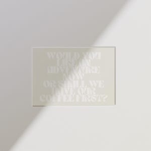 Peut inclure: Impression rectangulaire avec le texte "WOULD YOU LIKE AN ADVENTURE NOW OR SHALL WE HAVE OUR COFFEE FIRST ?" en blanc, police rétro. L'impression a un fond vert clair et est posée sur un fond blanc.