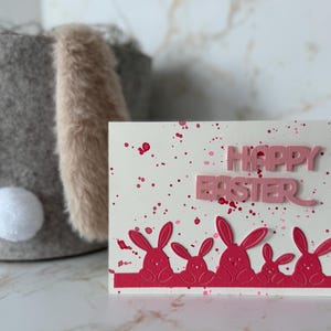 Handgemachte Osterkarte – Frohe Ostern / Happy Easter – Hochwertige Grußkarte mit Hasenmotiv & Sprenkeldesign