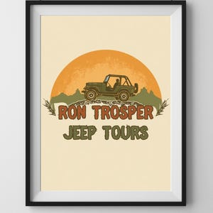 Peut inclure: Une affiche encadrée avec une illustration rétro d'une Jeep verte sur une chaîne de montagnes, avec un coucher de soleil orange en arrière-plan. Le texte "RON TROSPER JEEP TOURS" est en marron et vert.