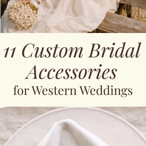 Puede incluir: Un sombrero de novia color crema con detalles florales y de escritura, parte de una colecci&oacute;n de accesorios personalizados para bodas del oeste. El sombrero presenta un ala ancha y est&aacute; decorado con un dise&ntilde;o floral y el texto "Mrs. God has joined".