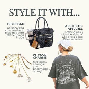 Puede incluir: Imagen que presenta una bolsa de Biblia acolchada negra con cremalleras doradas, una botella de agua y una peque&ntilde;a etiqueta de cuero. La bolsa est&aacute; etiquetada como "Bible Bag". Tambi&eacute;n se muestran amuletos personalizados y una camiseta gris con un gr&aacute;fico de olas.
