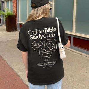 クリスチャンの十代の女の子への誕生日プレゼントアイデア　コーヒー好きのTシャツ　聖書研究クラブシャツ　女性用かわいい教会服　信仰に基づいたグラフィックTシャツ
