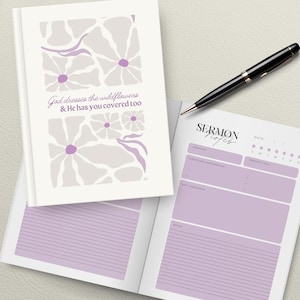 Puede incluir: Un diario de diseño floral morado y blanco con el texto "God dresses the wildflowers & He has you covered too" en la portada. El diario tiene una sección para notas de sermones con campos para la fecha, el orador, las escrituras referenciadas, los puntos clave para llevar y las notas.