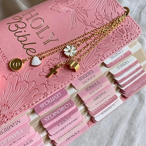 Breloque marque-page Bible personnalisée avec onglets pour accessoires bibliques Ensemble cadeau rose Cadeau de baptême adulte Cadeau biblique personnalisé Cadeau fille chrétienne