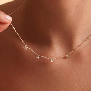 Collar con la letra "Mamá" en oro de 14 quilates, joyería con nombre personalizado, collar minimalista con nombre, collares con iniciales, regalos para el Día de la Madre para mamá.
