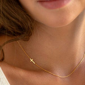 Collar con cruz lateral, delicado collar con cruz dorada, collar con cruz pequeña, regalo de bautizo, collar minimalista, regalo de cumpleaños, regalo de Navidad