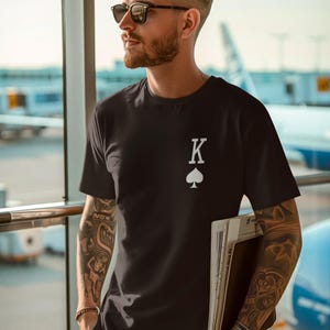 Camiseta King of Spades, estampa de coroa nas costas, perfeita para noites de jogos, aniversários, passeios casuais, festas de pôquer, presente para jogadores