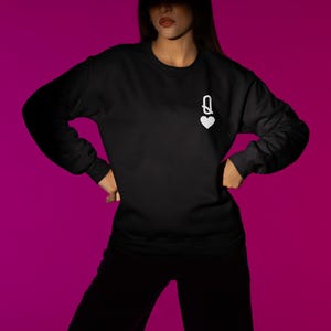 Maglietta Queen of Hearts, felpa unisex comoda, perfetta per outfit casual, ideale per compleanni, San Valentino, amore per se stessi