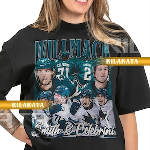 Könnte beinhalten: Schwarzes Unisex-T-Shirt für Erwachsene mit einem Hockey-Motiv. Das Design zeigt den Text "WILLMACK" und "Smith & Celebrini" sowie Bilder von Hockeyspielern. Es ist ein individuelles Design.