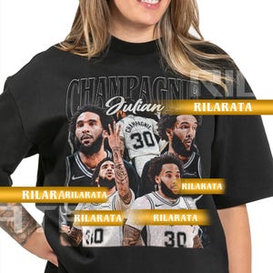 Pode incluir: Camiseta unissex preta para adultos com um design gráfico com a palavra "CHAMPAGNE" e o nome "Julian". A camisa também exibe imagens de jogadores de basquete e o número 30. O texto "RILARATA" também é visível.
