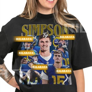 Może przedstawiać: Czarna koszulka unisex dla dorosłych z grafiką gracza w futbol amerykański i napisem "SIMPSON" złotymi literami. Koszulka zawiera tekst "RILARATA" i numer "15". Jest to gotowy, niestandardowy projekt.