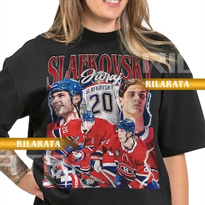 Könnte beinhalten: Schwarzes Unisex-T-Shirt mit einem Hockey-Motiv. Das Design zeigt den Namen "Slafkovsky" und die Nummer 20 sowie Bilder eines Hockeyspielers. Der Text "Juraj" ist ebenfalls enthalten.