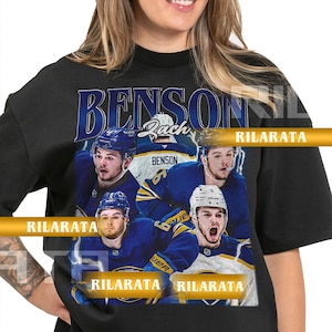 Könnte beinhalten: Schwarzes Unisex-T-Shirt für Erwachsene mit einer Collage des Eishockeyspielers Zach Benson in einem blau-weißen Trikot. Der Name "BENSON" ist in großen, blauen Buchstaben über dem Bild aufgedruckt. Das Shirt trägt auch den Text "RILARATA".