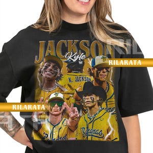 Peut inclure: T-shirt unisexe noir pour adulte avec un graphisme vintage de joueurs de baseball en maillots jaunes. Le design comprend le texte "JACKSON" et "Bananas". Le t-shirt est un design personnalisé prêt à l'emploi.