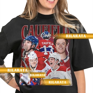 Könnte beinhalten: Schwarzes Unisex-T-Shirt für Erwachsene mit einem Vintage-Grafikdesign von Eishockeyspielern. Das Design enthält den Namen "CAUFIELD" und die Nummer "13" sowie den Text "RILARATA".