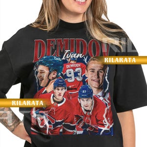 Könnte beinhalten: Schwarzes Unisex-T-Shirt für Erwachsene mit einer Grafik von Eishockeyspielern, dem Namen "DEMIDOV" und der Nummer "93". Das Shirt enthält auch den Text "RILARATA" und "READY CUSTOM DESIGNS".