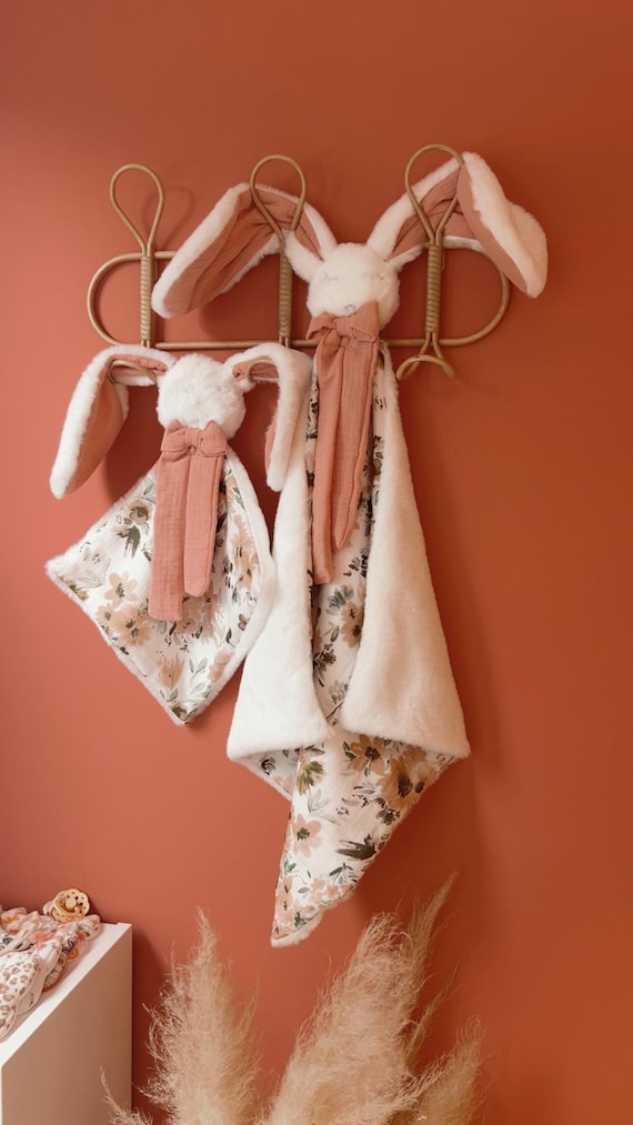 Doudou lapin lange en fausse fourrure écru et gaze de coton Grandes fleurs roses, Couverture bébé personnalisée, cadeau naissance