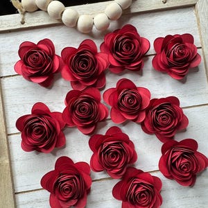 Confezione da 12 fiori di carta arrotolati a mano, fiori rossi arrotolati da 1,5 pollici