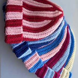 Bonnet court côtelé rayé au crochet, coloré, mélange de laine | Chapeau d'extérieur pointu et pointu au crochet