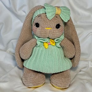 かぎ針編みのウサギのぬいぐるみ - 手作りのぬいぐるみ| 編みぐるみ動物| ベビーシャワーギフト| 編みぐるみウサギ人形| ぬいぐるみウサギ| 保育園の装飾| オーバーオールを着たウサギ