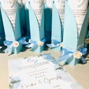 Elegante Rolle Hochzeitseinladung, gerollte Einladung mit Spitze, Band und Blumendetail, kundenspezifische Hochzeitseinladung, Quinceamaßeinladung.