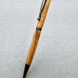 Pluma de madera de olivo griega fina hecha a mano