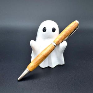 Handgemaakte slanke olijfhouten pen – draaimechanisme | Uniek nerfpatroon | Navulbare balpen
