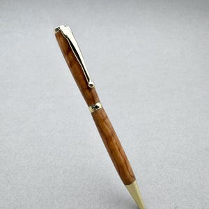Penna a sfera in legno di ulivo greco realizzata a mano con finitura dorata