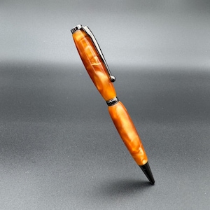 Handgemaakte draaipen – Ginger Swirl met zwarte hardware