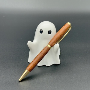 Penna a sfera sottile in legno di noce fatta a mano con dettagli dorati – Elegante penna a sfera a rotazione