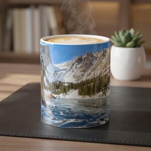 Taza del Parque Nacional de las Montañas Rocosas - Taza de café de cerámica con diseño de olas de hielo congeladas en el lago Dream - Regalo de fotografía de naturaleza de Colorado 325 ml / 444 ml imagen 2